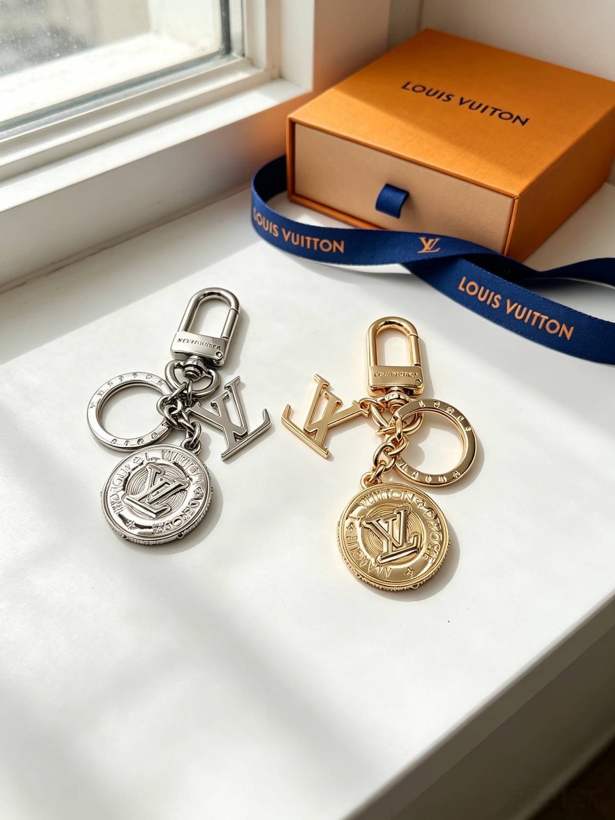 LOUIS VUITTON ルイヴィトン レディース キーホルダー LVイニシャル モノグラム ブラスレ シルバーカラー ブラウン キーチェーン ブランドアクセ - 画像 6