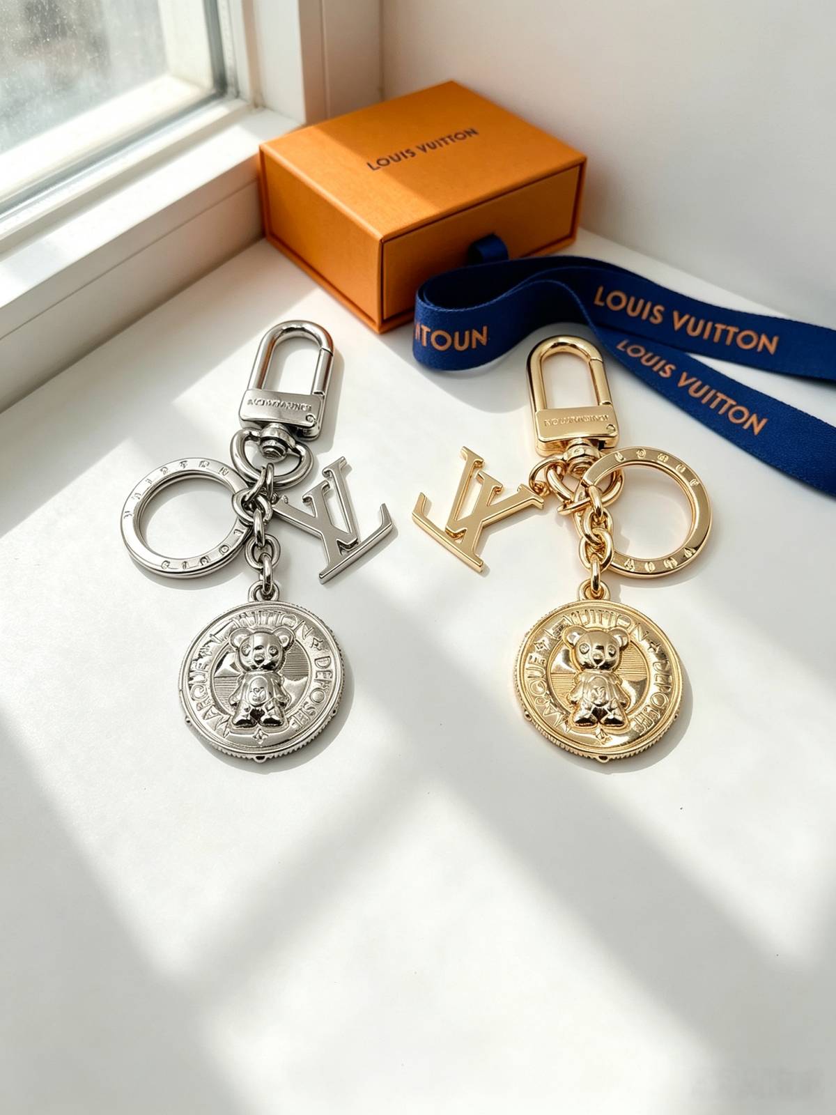 LOUIS VUITTON ルイヴィトン レディース キーホルダー LVイニシャル モノグラム ブラスレ シルバーカラー ブラウン キーチェーン ブランドアクセ - 画像 7