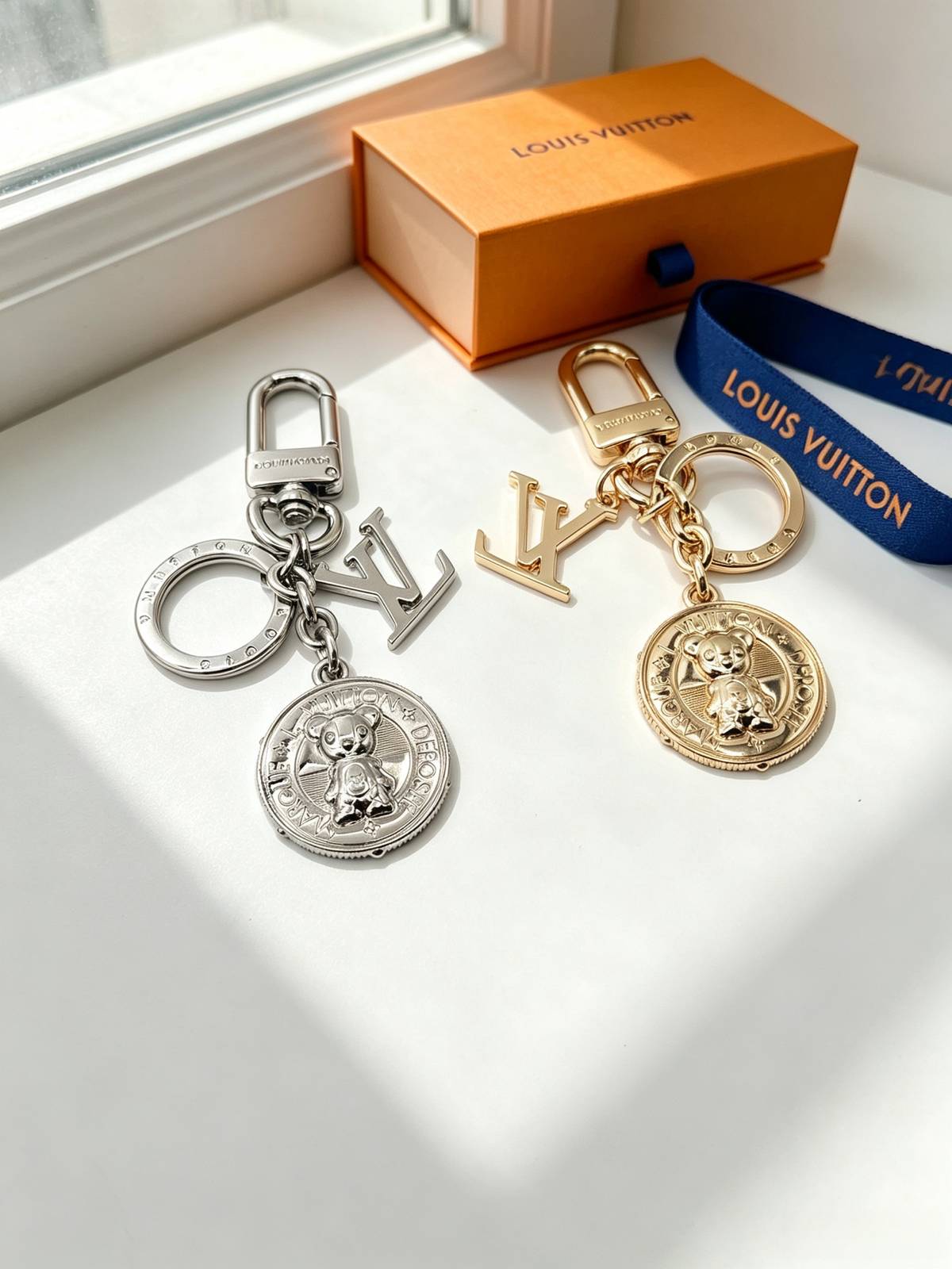 LOUIS VUITTON ルイヴィトン レディース キーホルダー LVイニシャル モノグラム ブラスレ シルバーカラー ブラウン キーチェーン ブランドアクセ - 画像 8