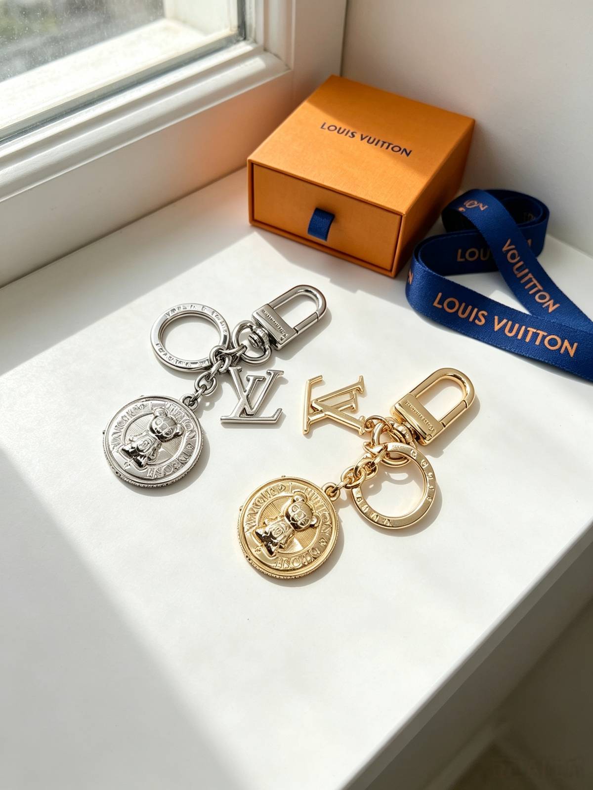 LOUIS VUITTON ルイヴィトン レディース キーホルダー LVイニシャル モノグラム ブラスレ シルバーカラー ブラウン キーチェーン ブランドアクセ - 画像 9