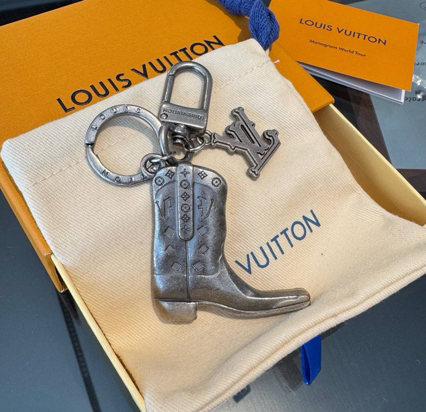 LOUIS VUITTON ルイヴィトン レディース キーホルダー ブラスレ モノグラム ブルーミング シルバーカラー ブランドアクセサリー 通勤 プレゼント - 画像 3