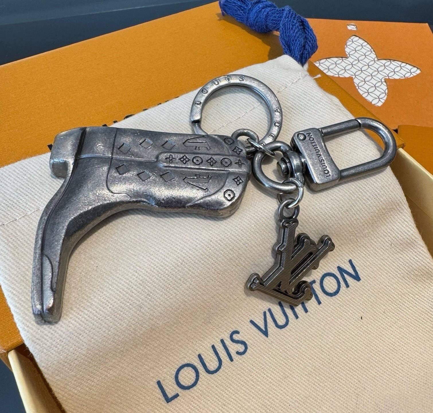 LOUIS VUITTON ルイヴィトン レディース キーホルダー ブラスレ モノグラム ブルーミング シルバーカラー ブランドアクセサリー 通勤 プレゼント - 画像 4
