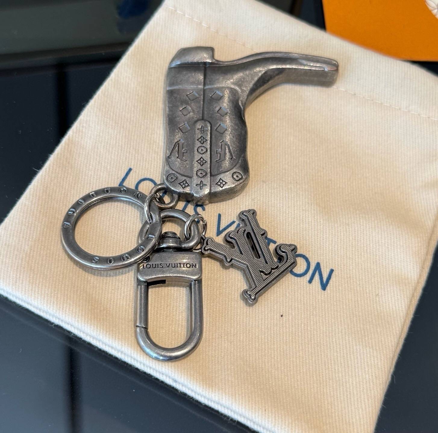 LOUIS VUITTON ルイヴィトン レディース キーホルダー ブラスレ モノグラム ブルーミング シルバーカラー ブランドアクセサリー 通勤 プレゼント - 画像 5