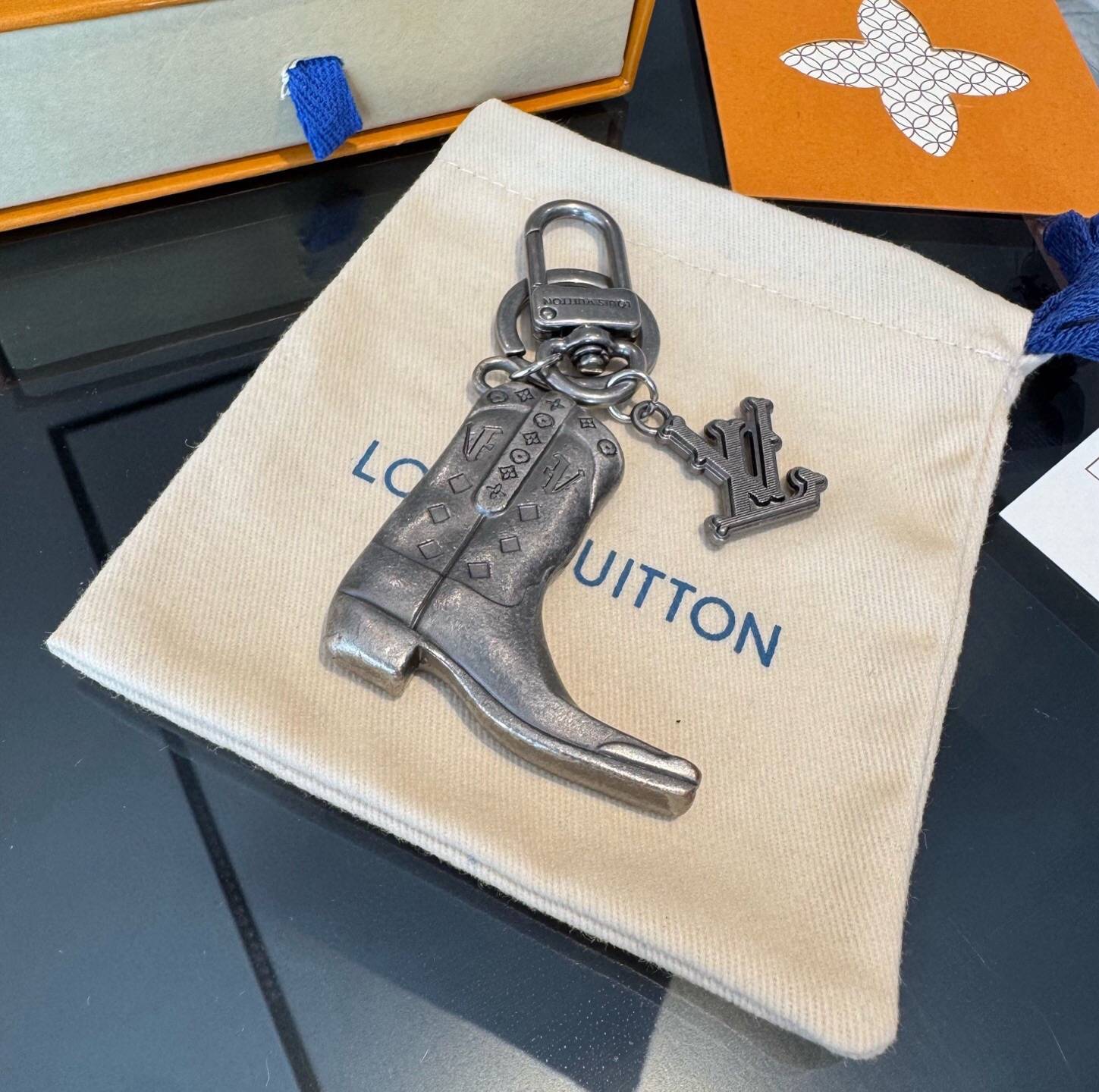 LOUIS VUITTON ルイヴィトン レディース キーホルダー ブラスレ モノグラム ブルーミング シルバーカラー ブランドアクセサリー 通勤 プレゼント - 画像 6