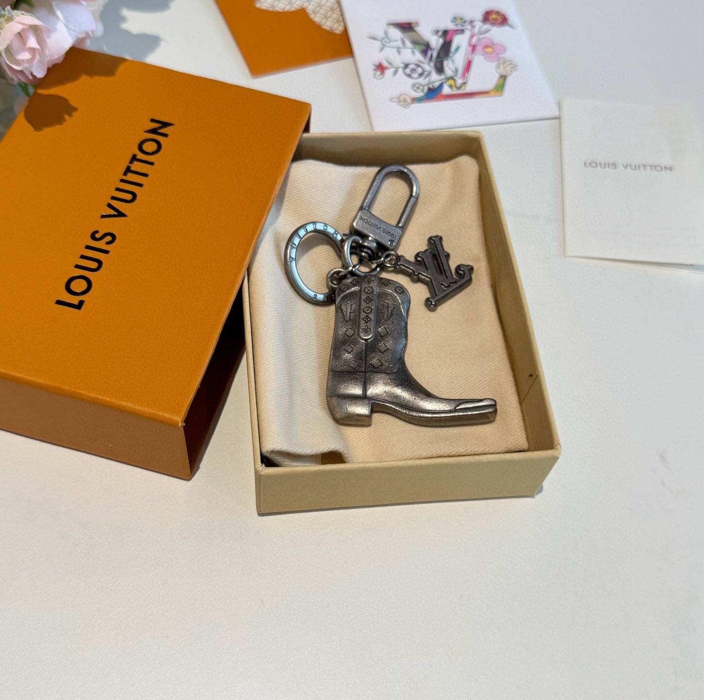 LOUIS VUITTON ルイヴィトン レディース キーホルダー ブラスレ モノグラム ブルーミング シルバーカラー ブランドアクセサリー 通勤 プレゼント - 画像 8