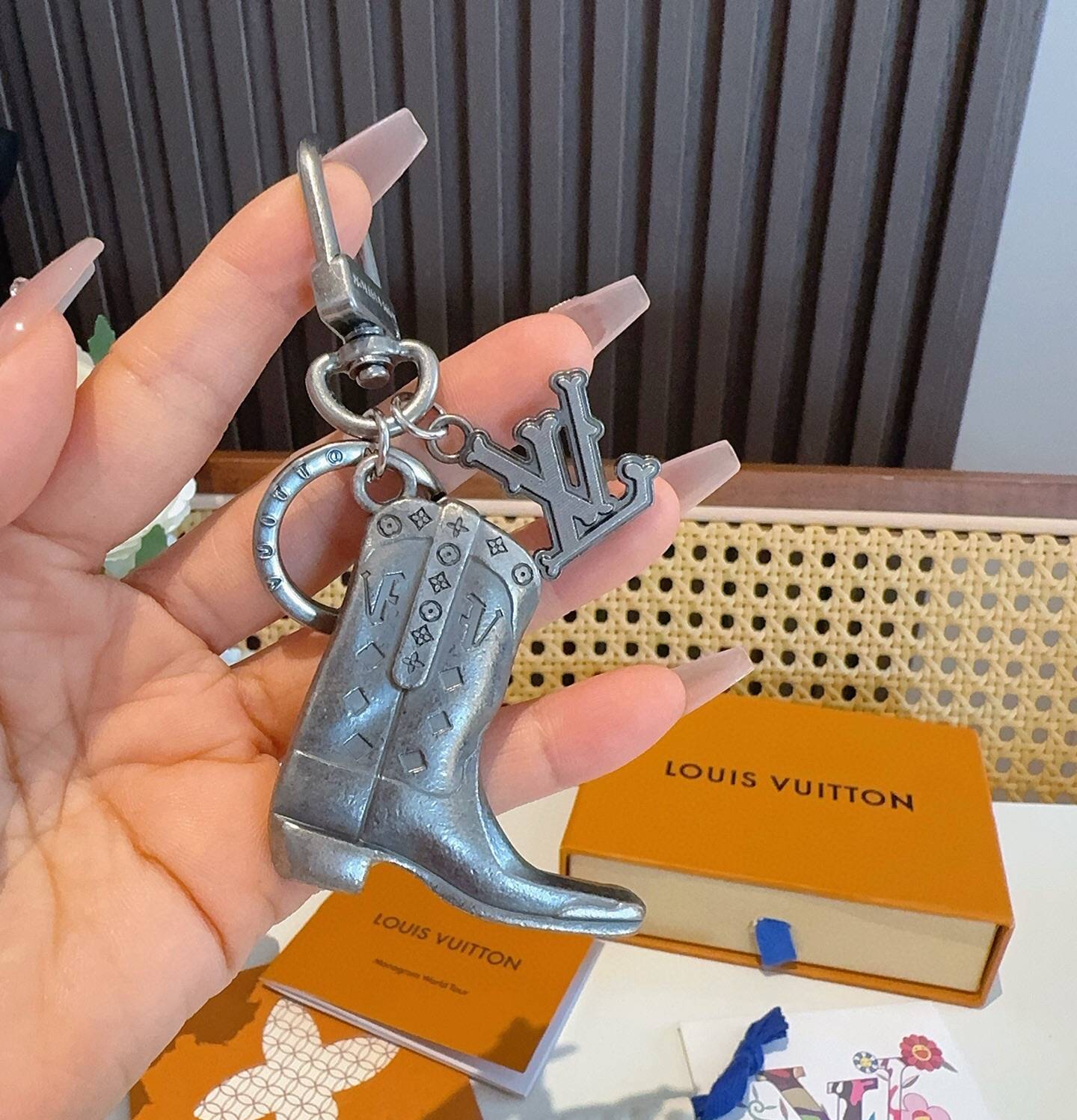 LOUIS VUITTON ルイヴィトン レディース キーホルダー ブラスレ モノグラム ブルーミング シルバーカラー ブランドアクセサリー 通勤 プレゼント - 画像 9