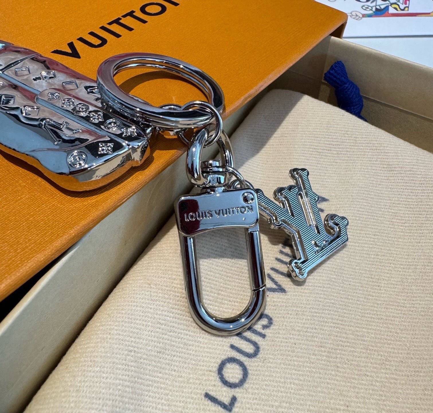 LOUIS VUITTON ルイヴィトン レディース キーホルダー モノグラム ブルーミング メタル シルバーカラー ブランドアクセサリー 自分へのご褒美 - 画像 3