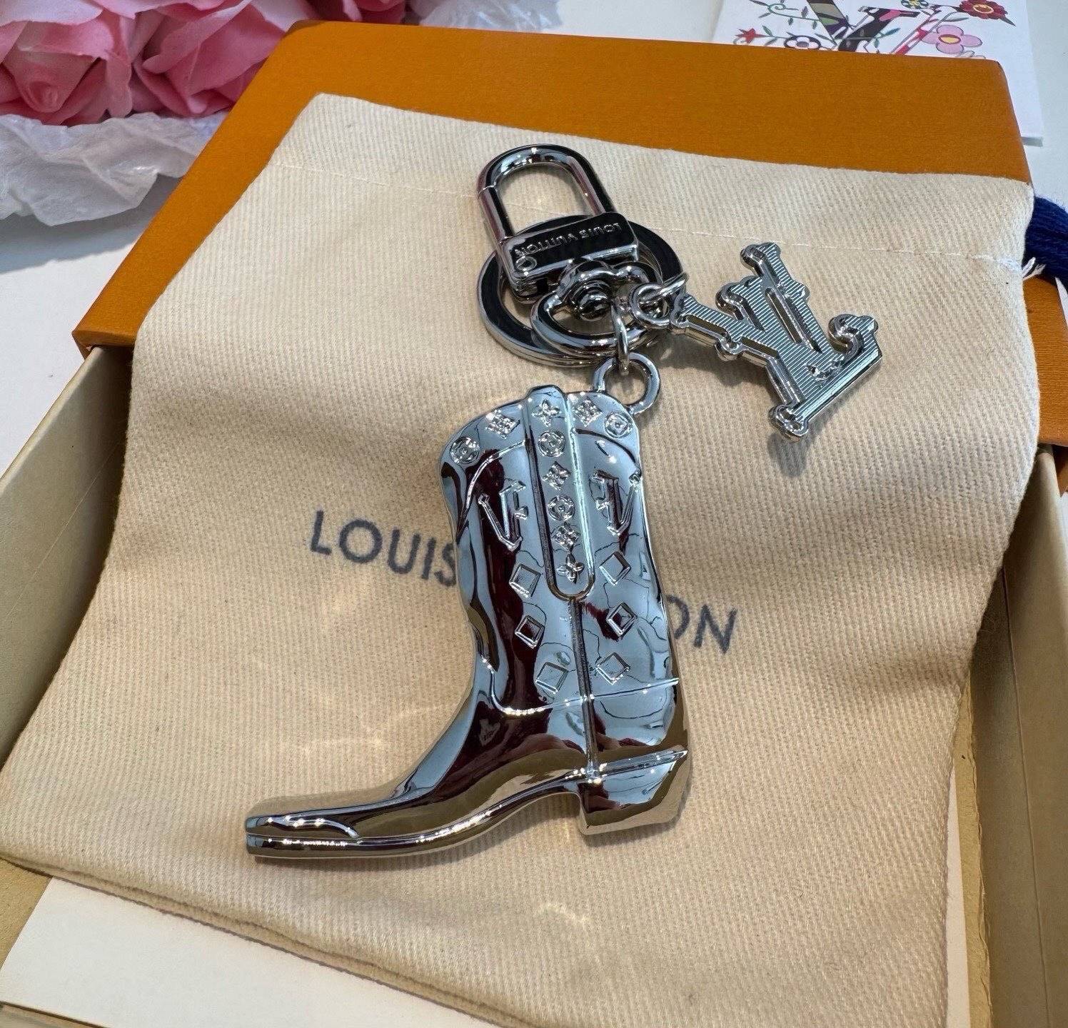 LOUIS VUITTON ルイヴィトン レディース キーホルダー モノグラム ブルーミング メタル シルバーカラー ブランドアクセサリー 自分へのご褒美 - 画像 4