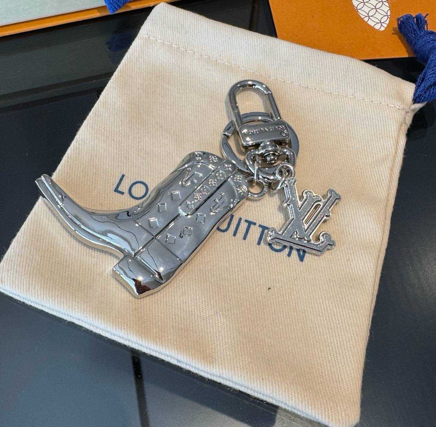 LOUIS VUITTON ルイヴィトン レディース キーホルダー モノグラム ブルーミング メタル シルバーカラー ブランドアクセサリー 自分へのご褒美 - 画像 5