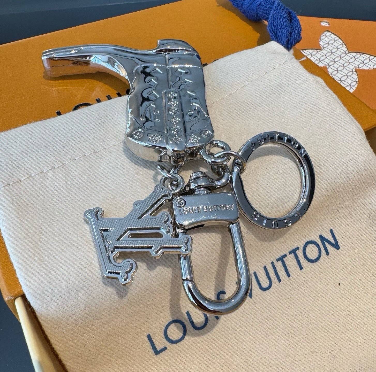 LOUIS VUITTON ルイヴィトン レディース キーホルダー モノグラム ブルーミング メタル シルバーカラー ブランドアクセサリー 自分へのご褒美 - 画像 6