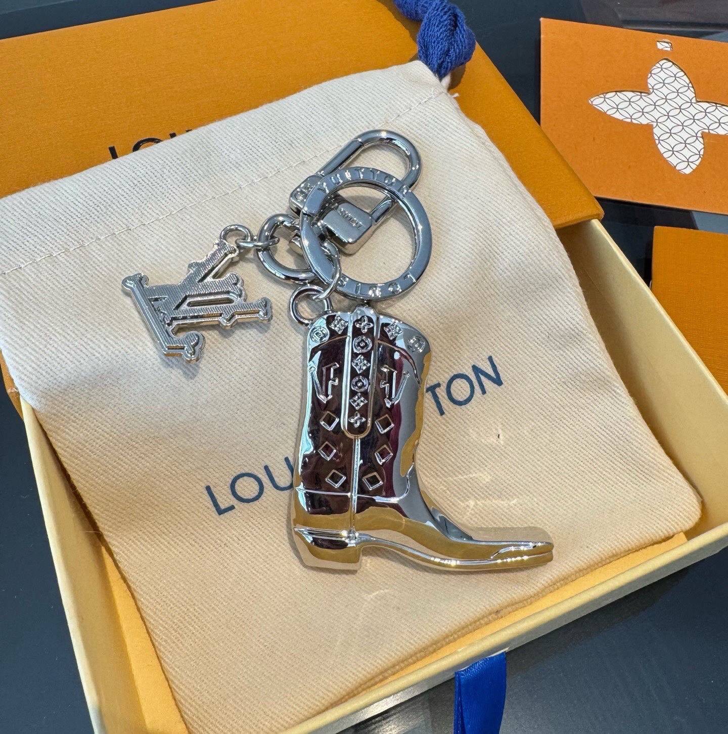 LOUIS VUITTON ルイヴィトン レディース キーホルダー モノグラム ブルーミング メタル シルバーカラー ブランドアクセサリー 自分へのご褒美 - 画像 7