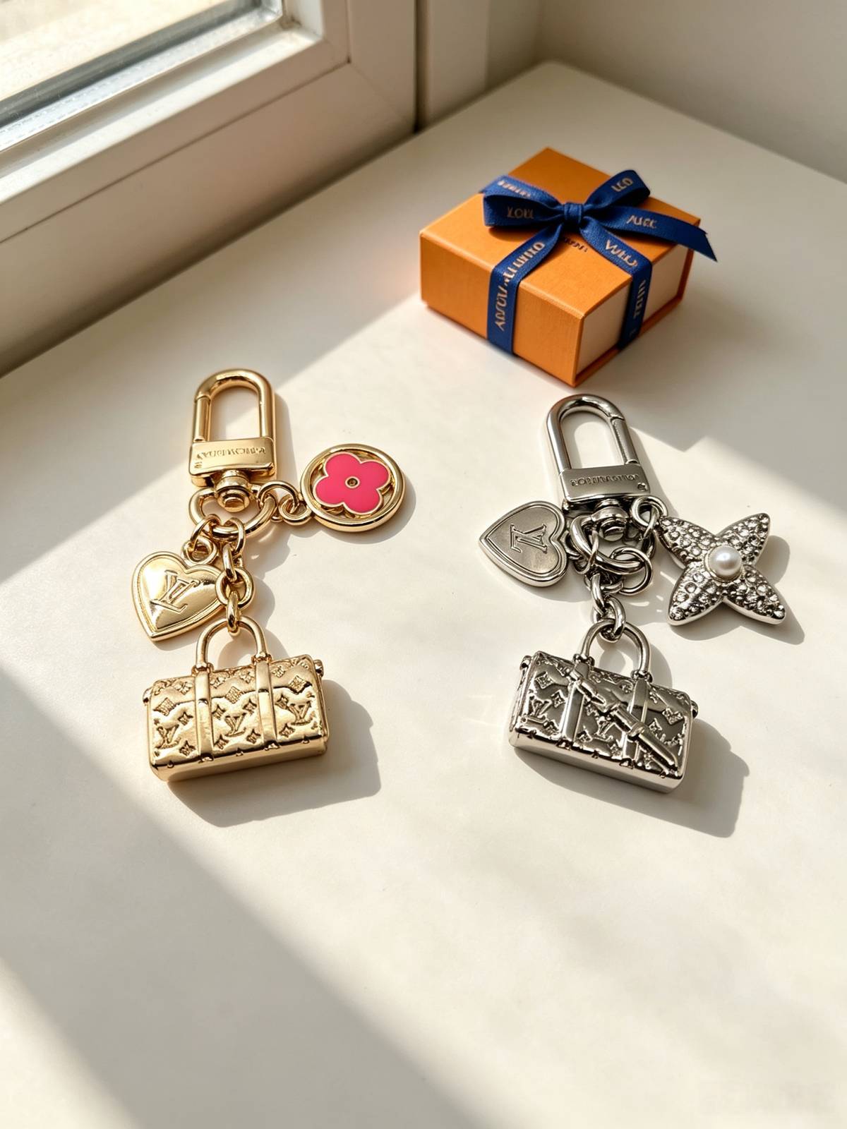LOUIS VUITTON ルイヴィトン レディース キーホルダー モノグラム ブルーミング ゴールド仕上げ ブランドアクセサリー プレゼント