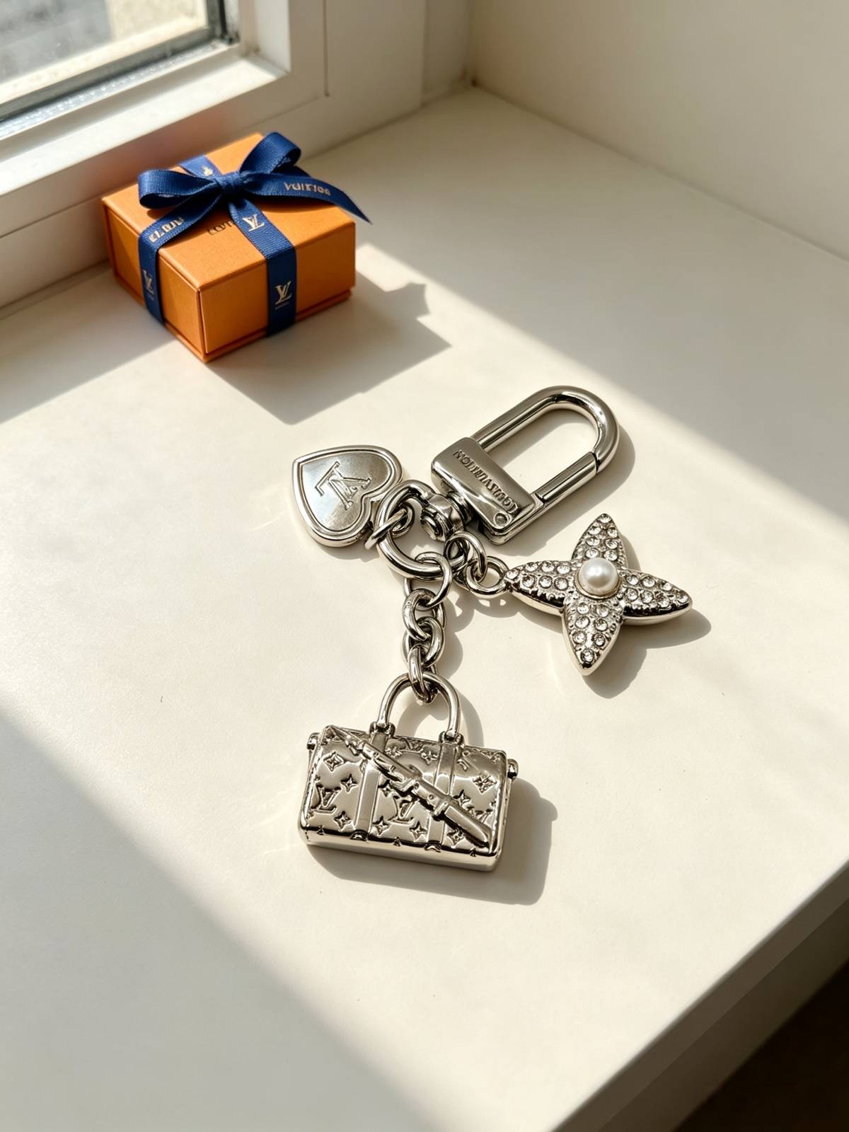 LOUIS VUITTON ルイヴィトン レディース キーホルダー モノグラム ブルーミング ゴールド仕上げ ブランドアクセサリー プレゼント - 画像 2
