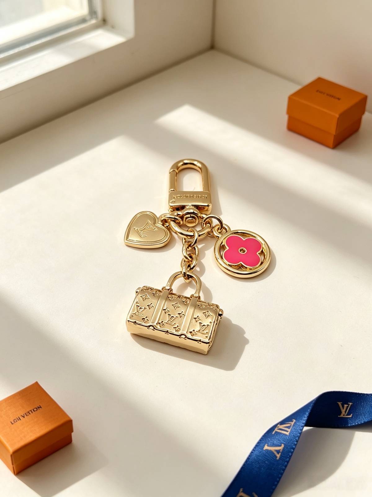 LOUIS VUITTON ルイヴィトン レディース キーホルダー モノグラム ブルーミング ゴールド仕上げ ブランドアクセサリー プレゼント - 画像 5