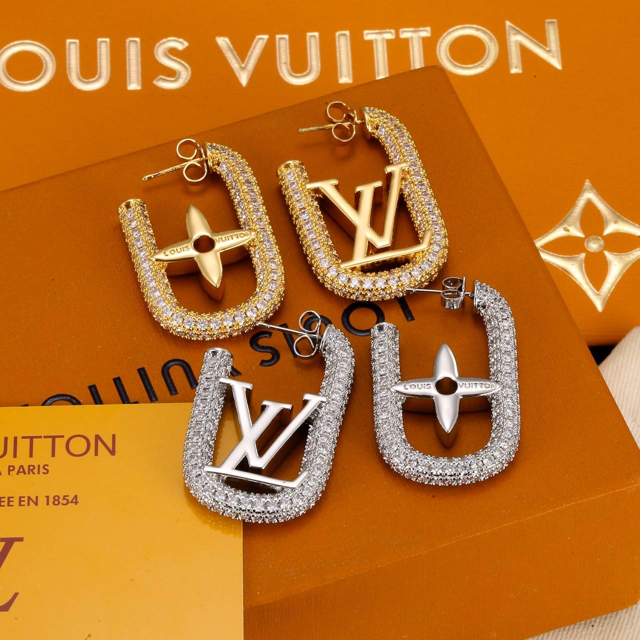 LOUIS VUITTON ルイヴィトン レディース ピアス LVイニシャル モノグラム ブラスレ メタル ゴールド仕上げ ロゴネックレス ブランドアクセサリー