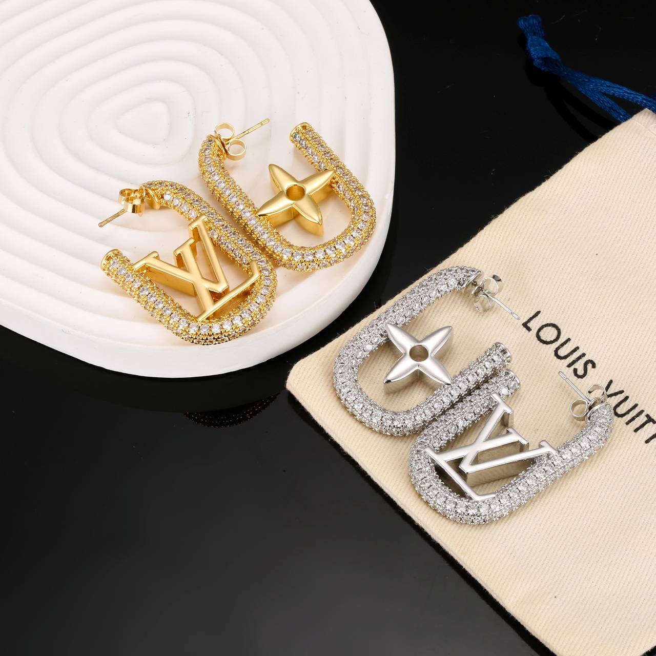 LOUIS VUITTON ルイヴィトン レディース ピアス LVイニシャル モノグラム ブラスレ メタル ゴールド仕上げ ロゴネックレス ブランドアクセサリー - 画像 3