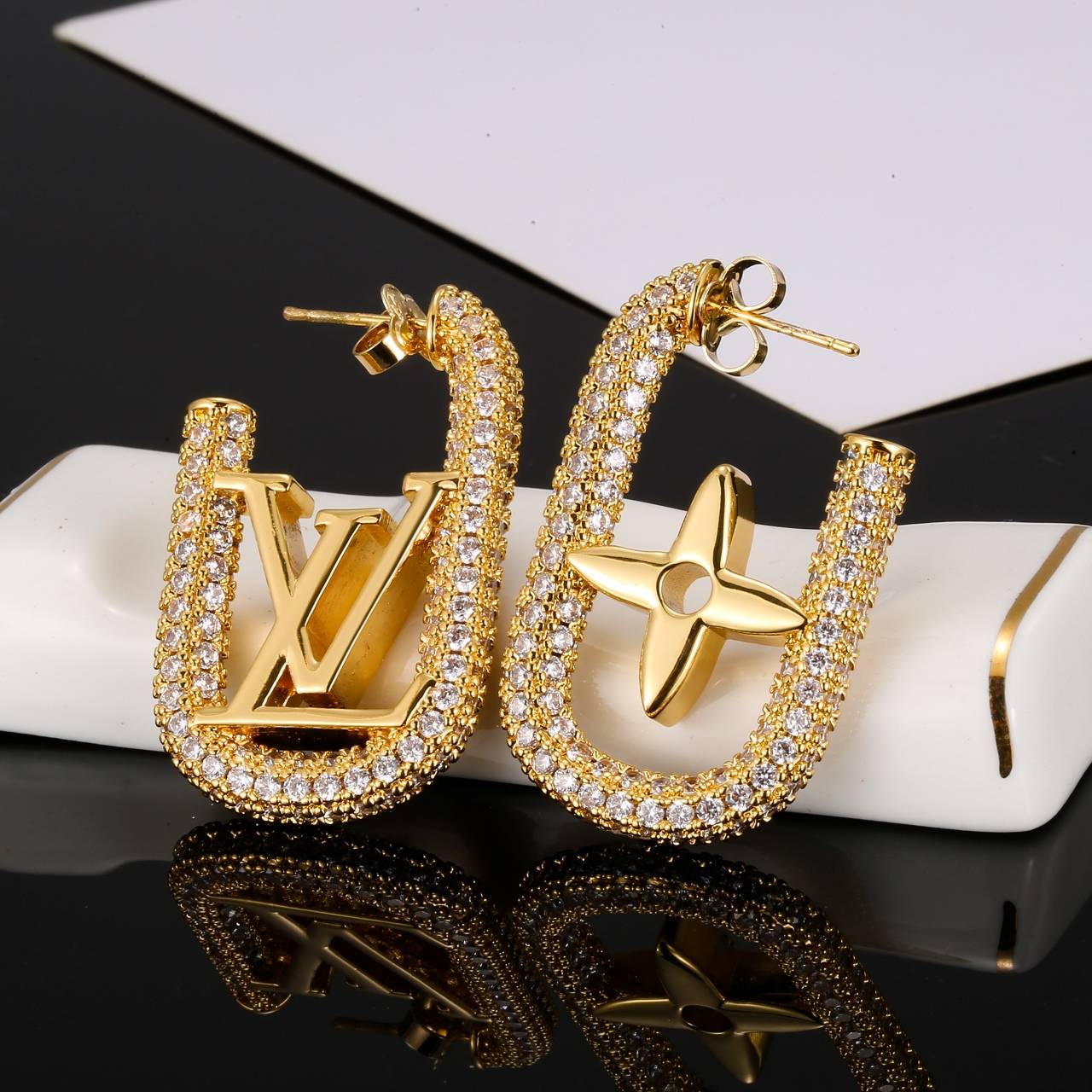 LOUIS VUITTON ルイヴィトン レディース ピアス LVイニシャル モノグラム ブラスレ メタル ゴールド仕上げ ロゴネックレス ブランドアクセサリー - 画像 4