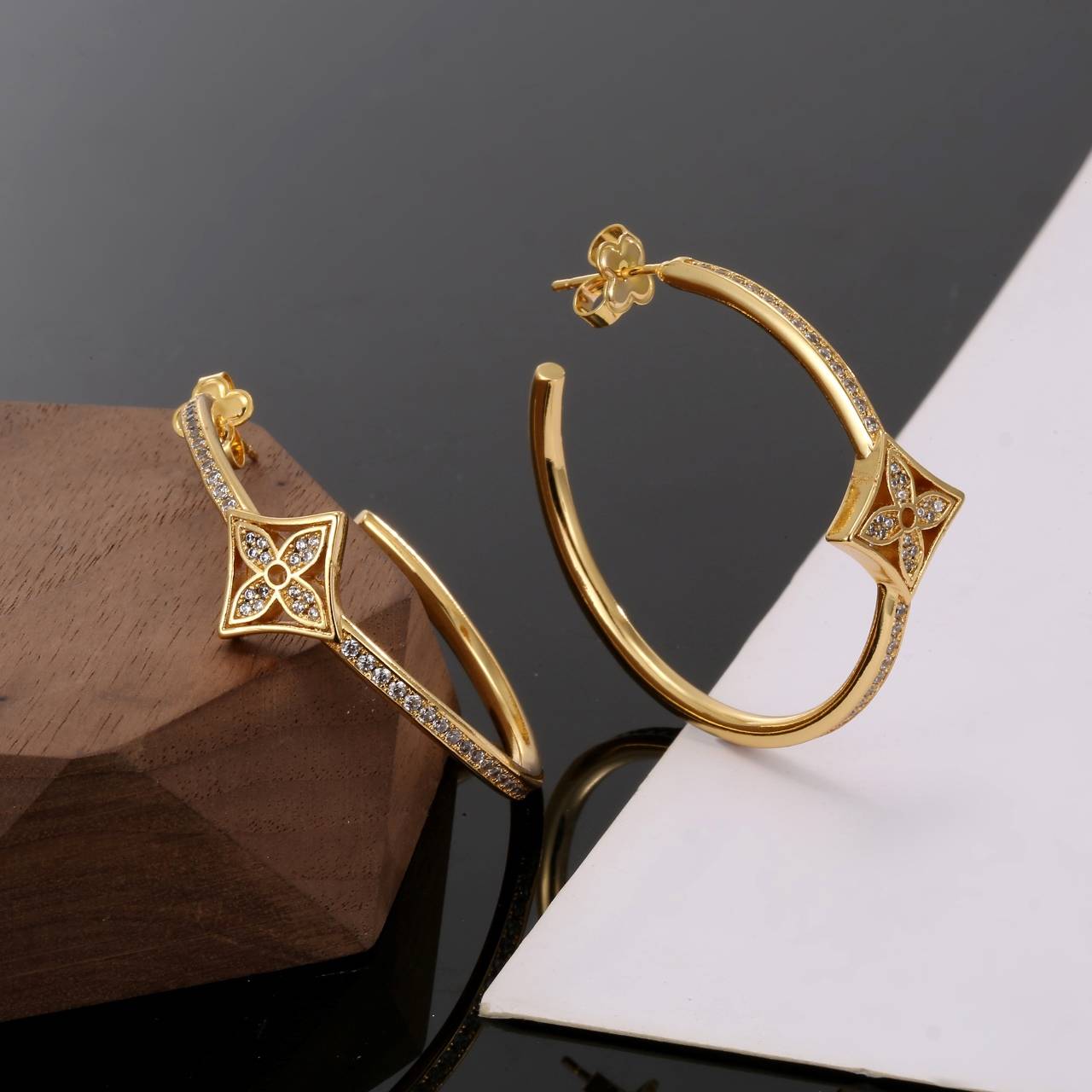 LOUIS VUITTON ルイヴィトン レディース ピアス モノグラム エセンシャル V ゴールド仕上げ ブランドアクセサリー 普段使い - 画像 2