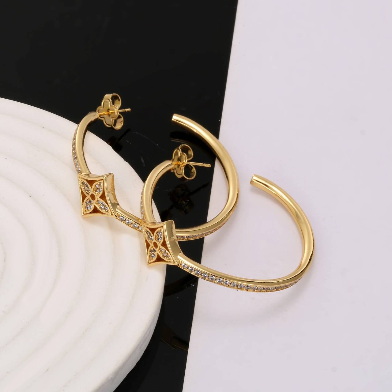 LOUIS VUITTON ルイヴィトン レディース ピアス モノグラム エセンシャル V ゴールド仕上げ ブランドアクセサリー 普段使い - 画像 3