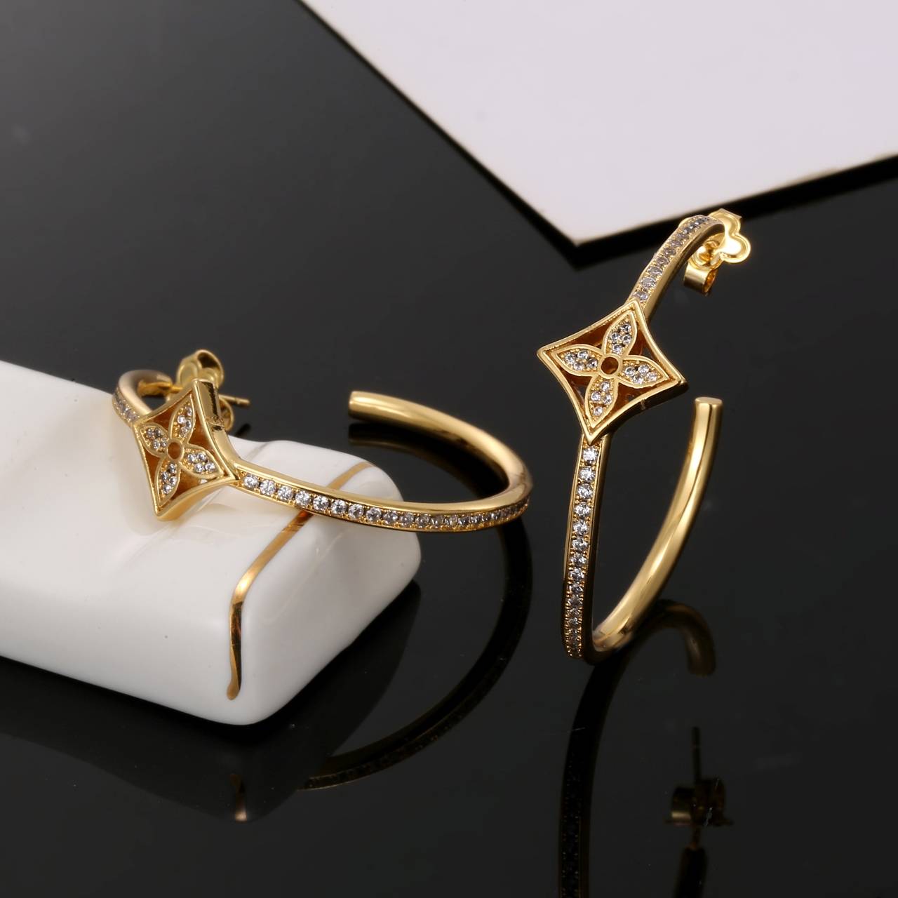LOUIS VUITTON ルイヴィトン レディース ピアス モノグラム エセンシャル V ゴールド仕上げ ブランドアクセサリー 普段使い - 画像 5