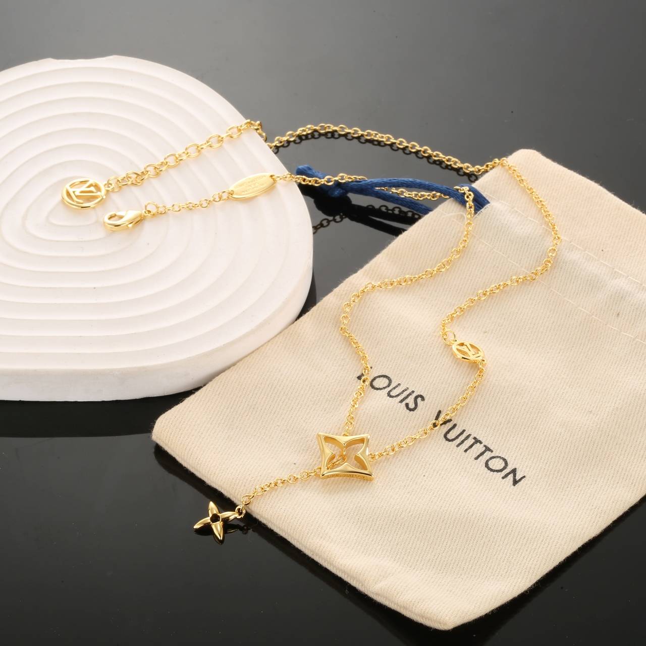LOUIS VUITTON ルイヴィトン レディース ネックレス エセンシャル V メタル ゴールド仕上げ ブランドアクセサリー 普段使い - 画像 2