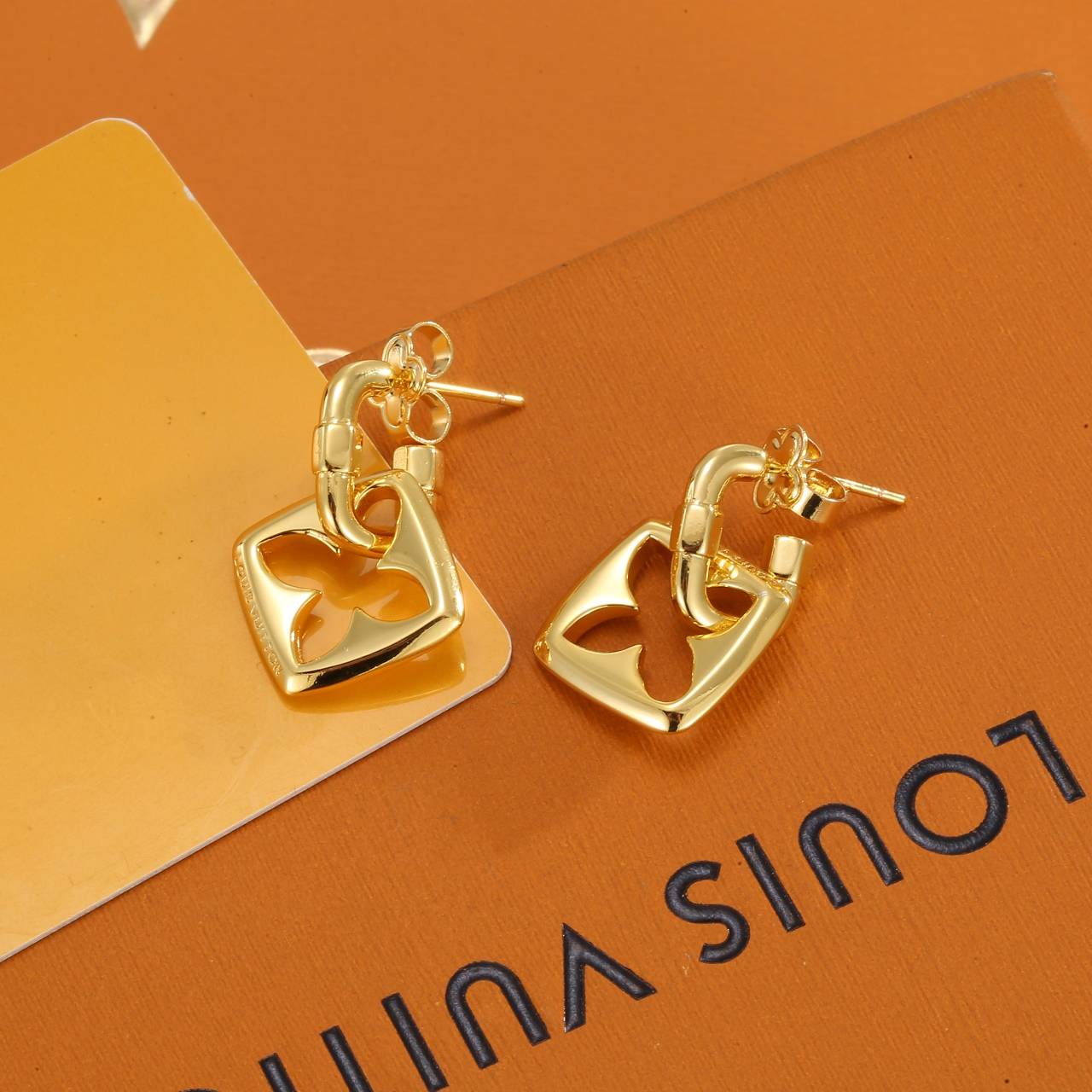 LOUIS VUITTON ルイヴィトン レディース ピアス エセンシャル V メタル ゴールド仕上げ ロゴピアス ブランドアクセサリー プチギフト