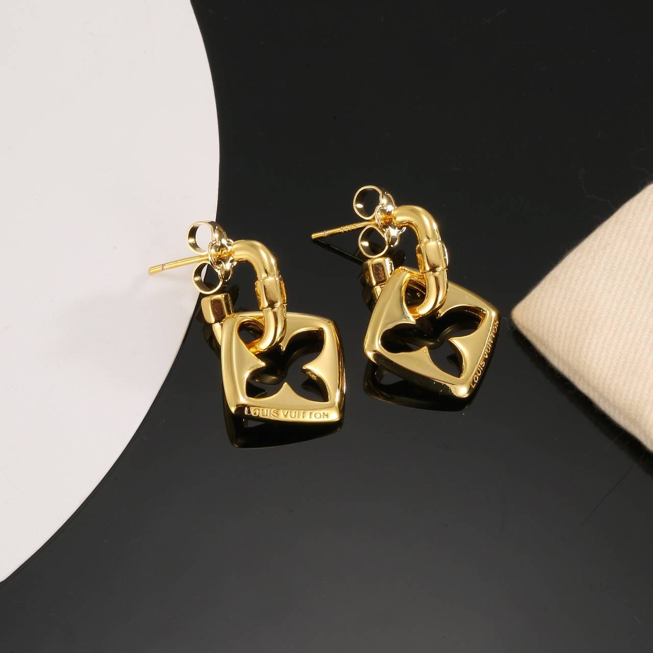 LOUIS VUITTON ルイヴィトン レディース ピアス エセンシャル V メタル ゴールド仕上げ ロゴピアス ブランドアクセサリー プチギフト - 画像 3