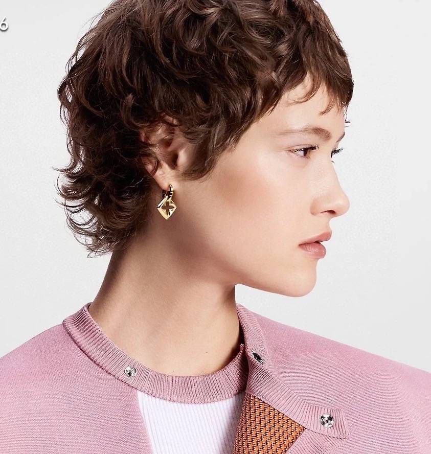 LOUIS VUITTON ルイヴィトン レディース ピアス エセンシャル V メタル ゴールド仕上げ ロゴピアス ブランドアクセサリー プチギフト - 画像 4