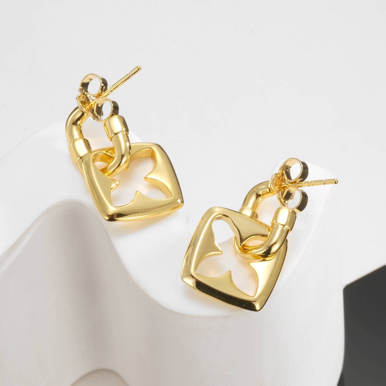 LOUIS VUITTON ルイヴィトン レディース ピアス エセンシャル V メタル ゴールド仕上げ ロゴピアス ブランドアクセサリー プチギフト - 画像 5