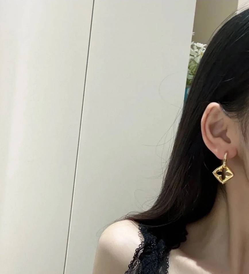 LOUIS VUITTON ルイヴィトン レディース ピアス エセンシャル V メタル ゴールド仕上げ ロゴピアス ブランドアクセサリー プチギフト - 画像 6