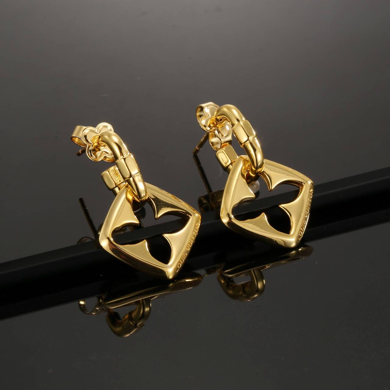 LOUIS VUITTON ルイヴィトン レディース ピアス エセンシャル V メタル ゴールド仕上げ ロゴピアス ブランドアクセサリー プチギフト - 画像 7