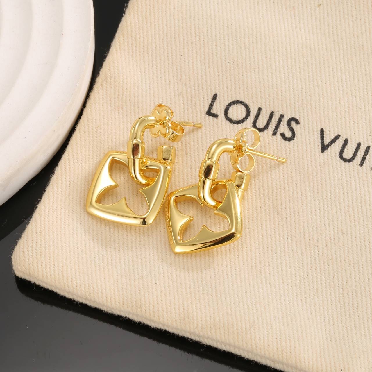 LOUIS VUITTON ルイヴィトン レディース ピアス エセンシャル V メタル ゴールド仕上げ ロゴピアス ブランドアクセサリー プチギフト - 画像 8