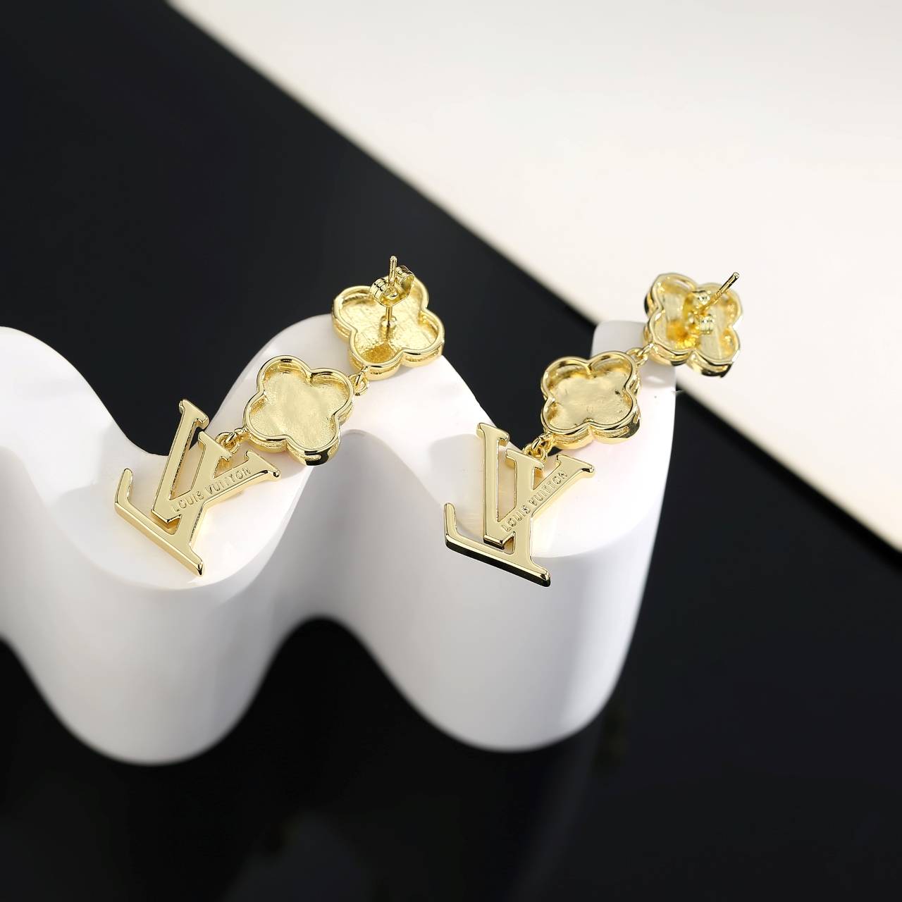 LOUIS VUITTON ルイヴィトン レディース ピアス モノグラム ブルーミング ゴールド仕上げ ブランドアクセサリー 普段使い - 画像 4