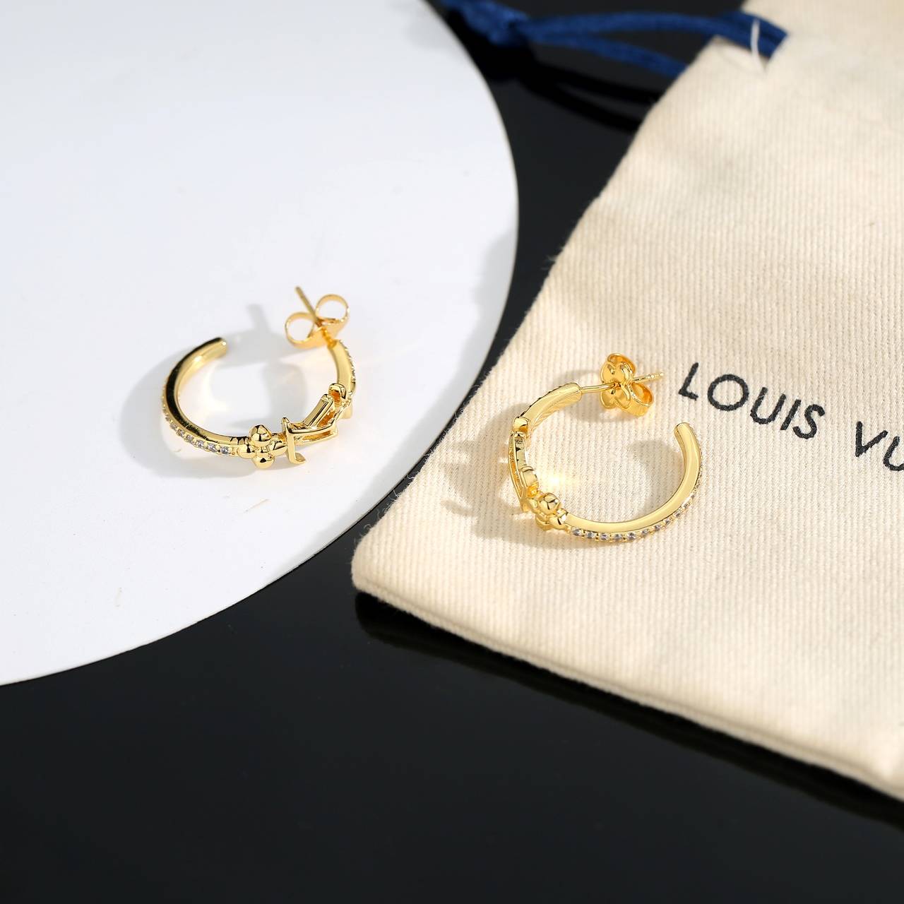 LOUIS VUITTON ルイヴィトン レディース ピアス LVイニシャル ゴールド仕上げ ブランドアクセサリー 普段使い - 画像 2