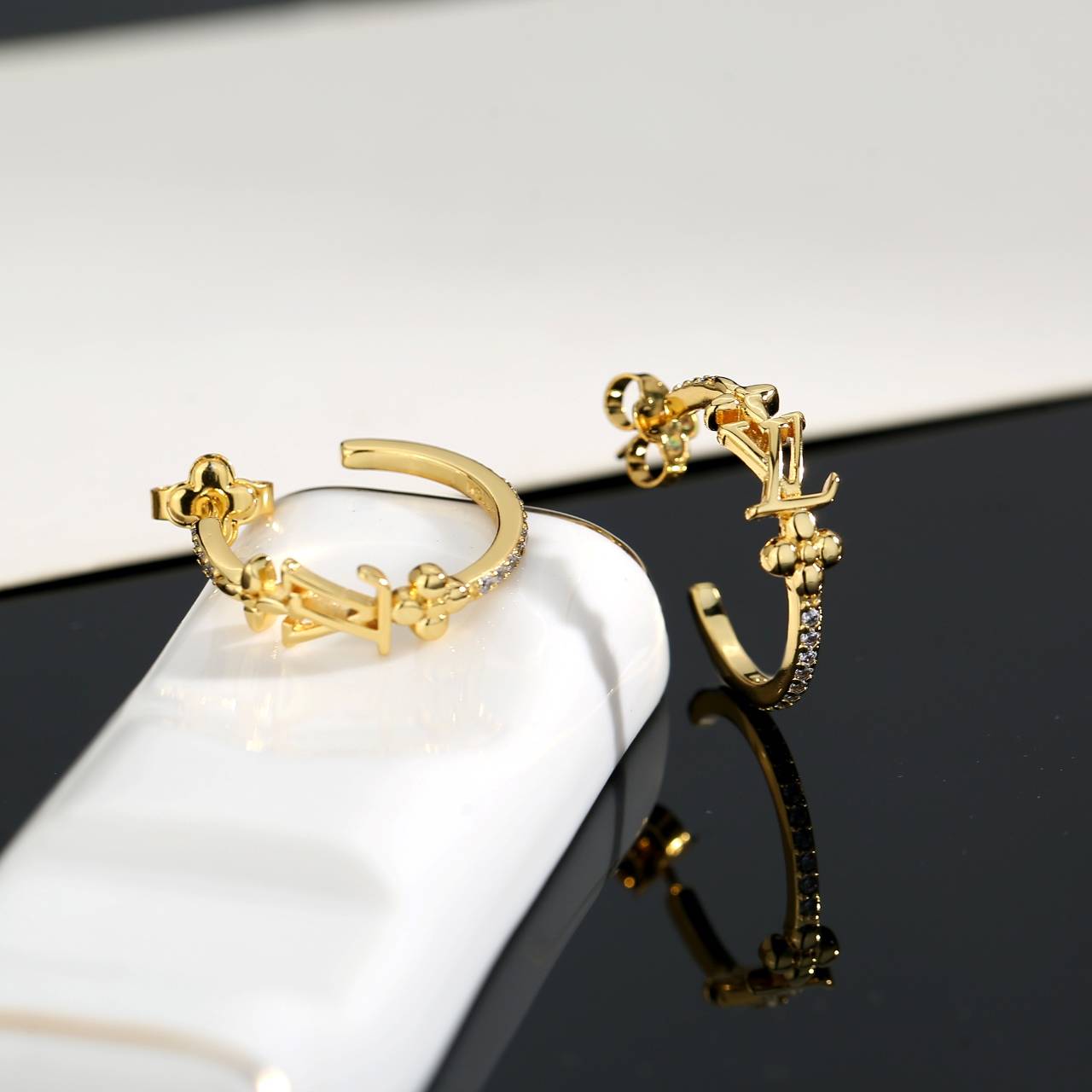 LOUIS VUITTON ルイヴィトン レディース ピアス LVイニシャル ゴールド仕上げ ブランドアクセサリー 普段使い - 画像 3