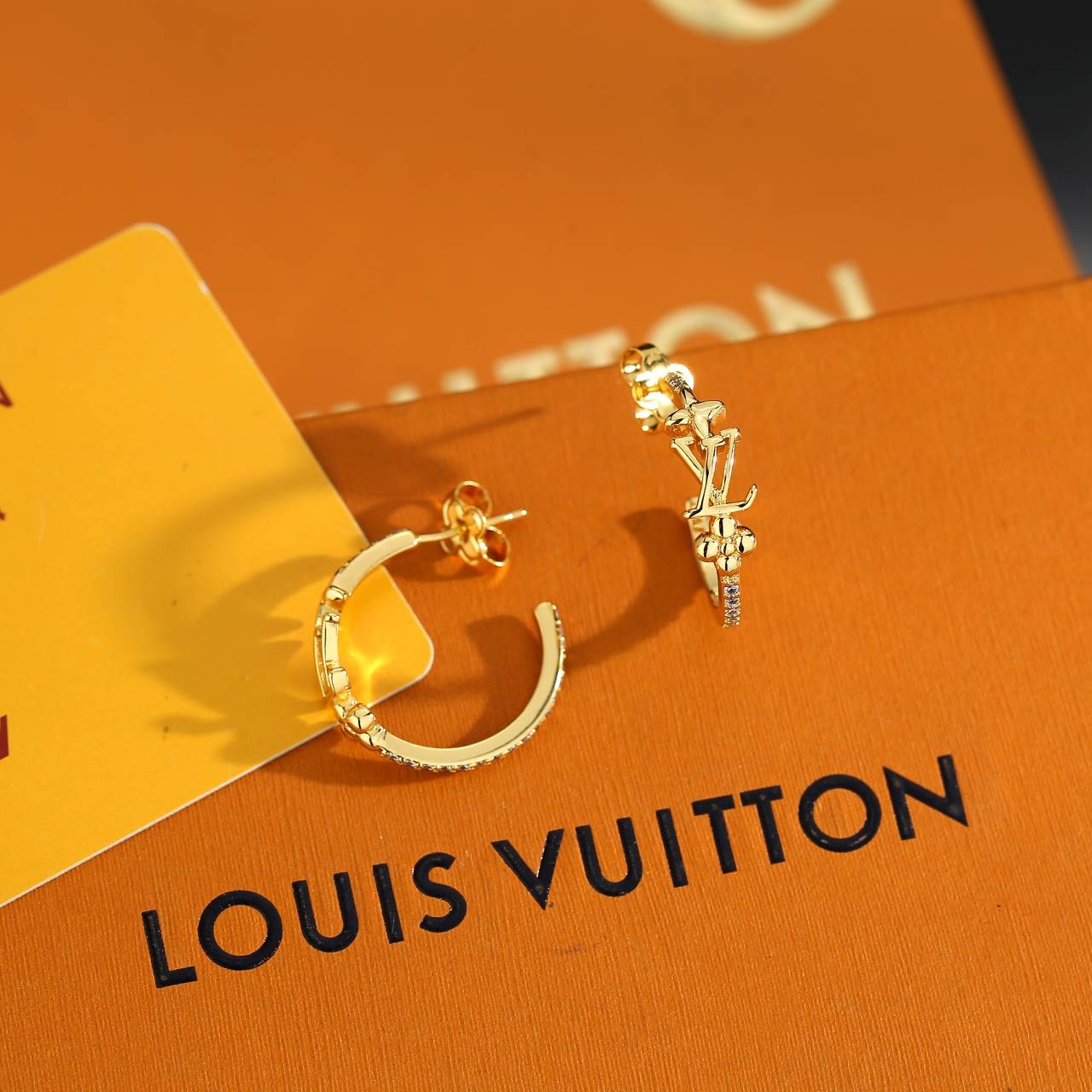 LOUIS VUITTON ルイヴィトン レディース ピアス LVイニシャル ゴールド仕上げ ブランドアクセサリー 普段使い - 画像 5