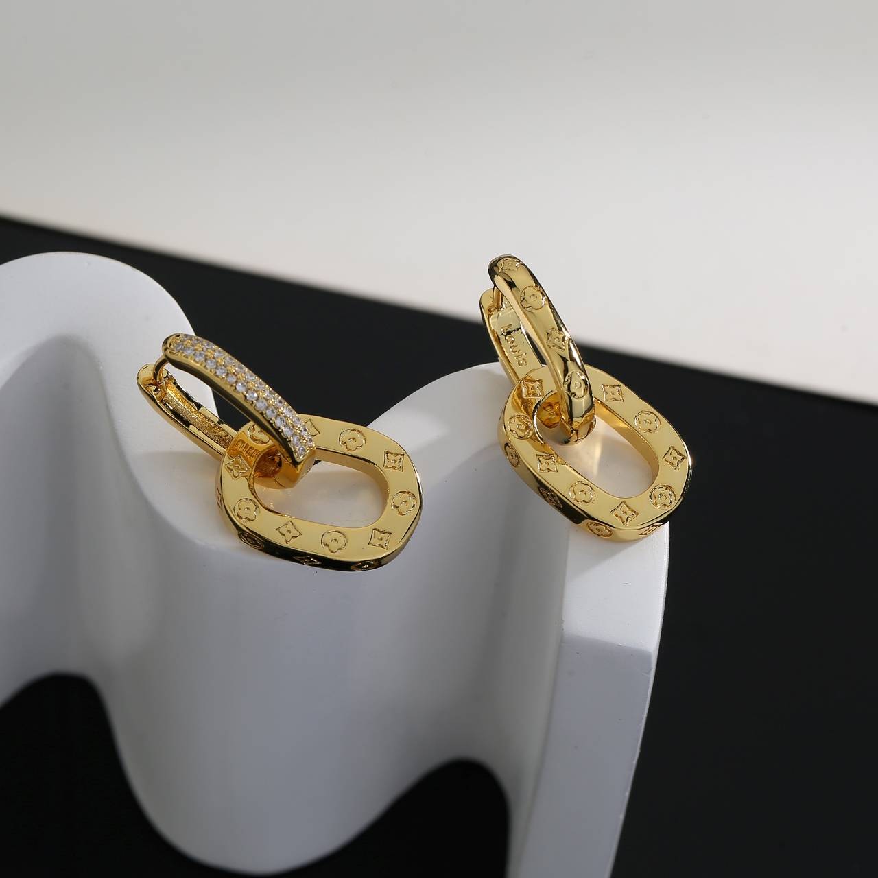 LOUIS VUITTON ルイヴィトン レディース ピアス エセンシャル V メタル ゴールド仕上げ ロゴネックレス ブランドアクセサリー - 画像 2