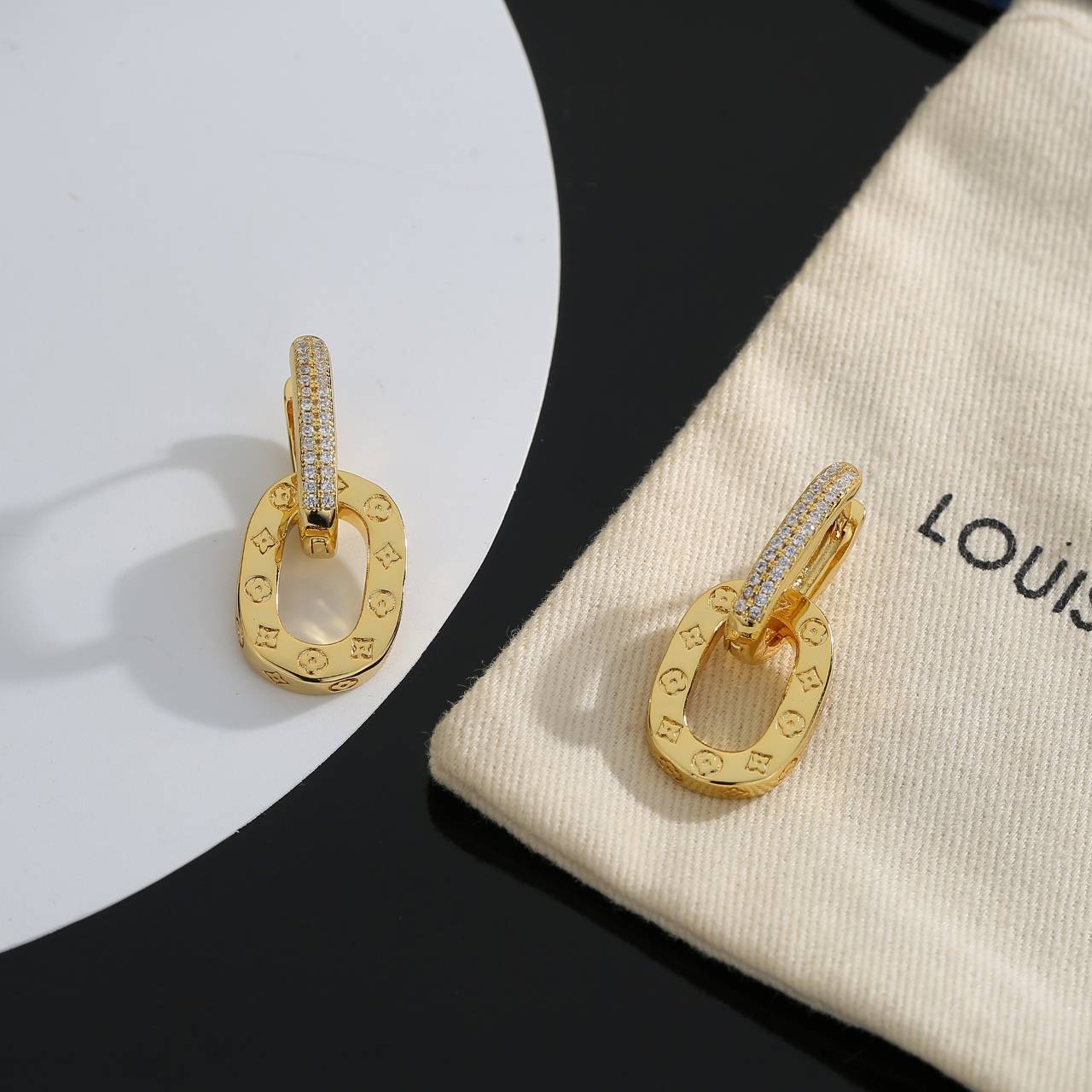 LOUIS VUITTON ルイヴィトン レディース ピアス エセンシャル V メタル ゴールド仕上げ ロゴネックレス ブランドアクセサリー - 画像 3