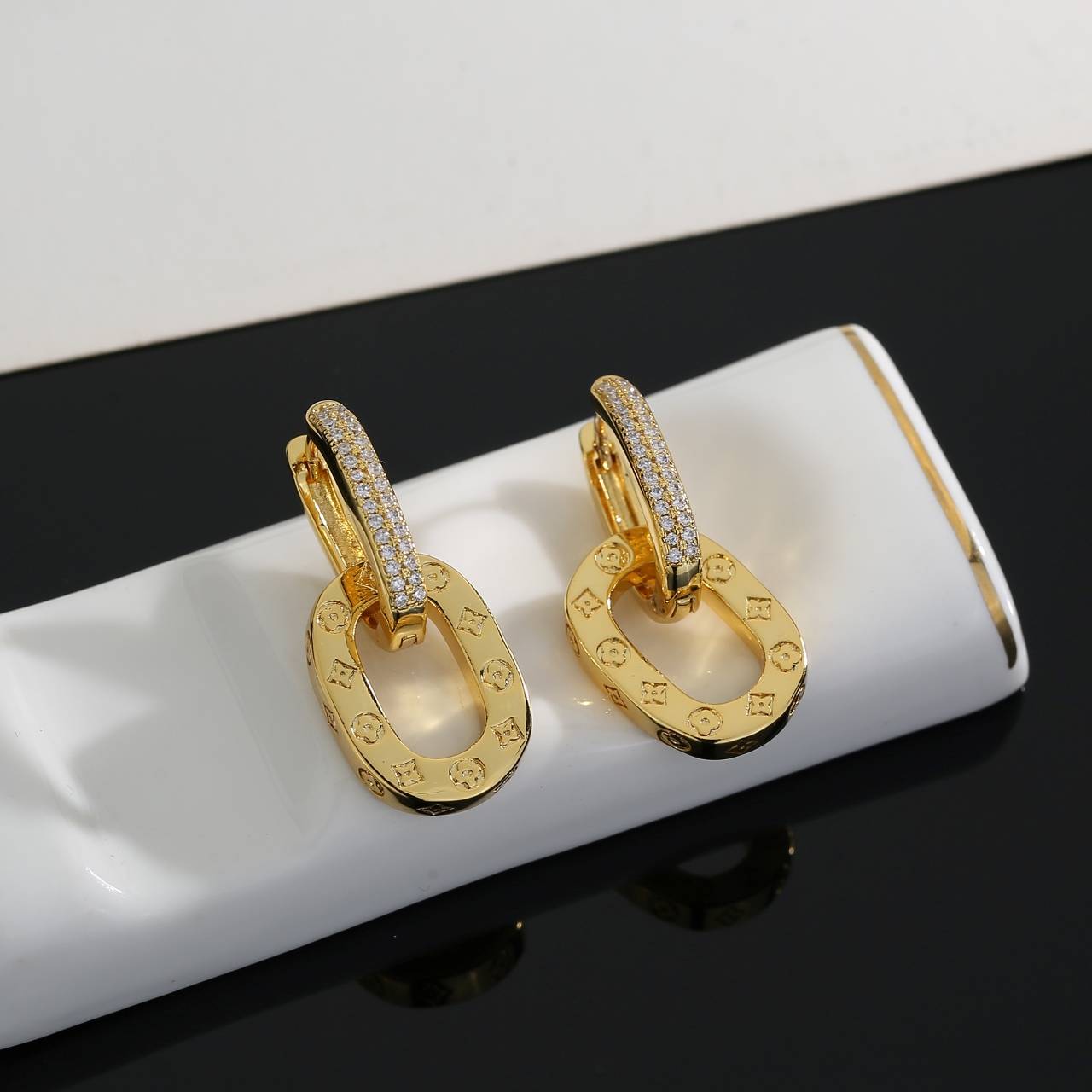 LOUIS VUITTON ルイヴィトン レディース ピアス エセンシャル V メタル ゴールド仕上げ ロゴネックレス ブランドアクセサリー - 画像 4