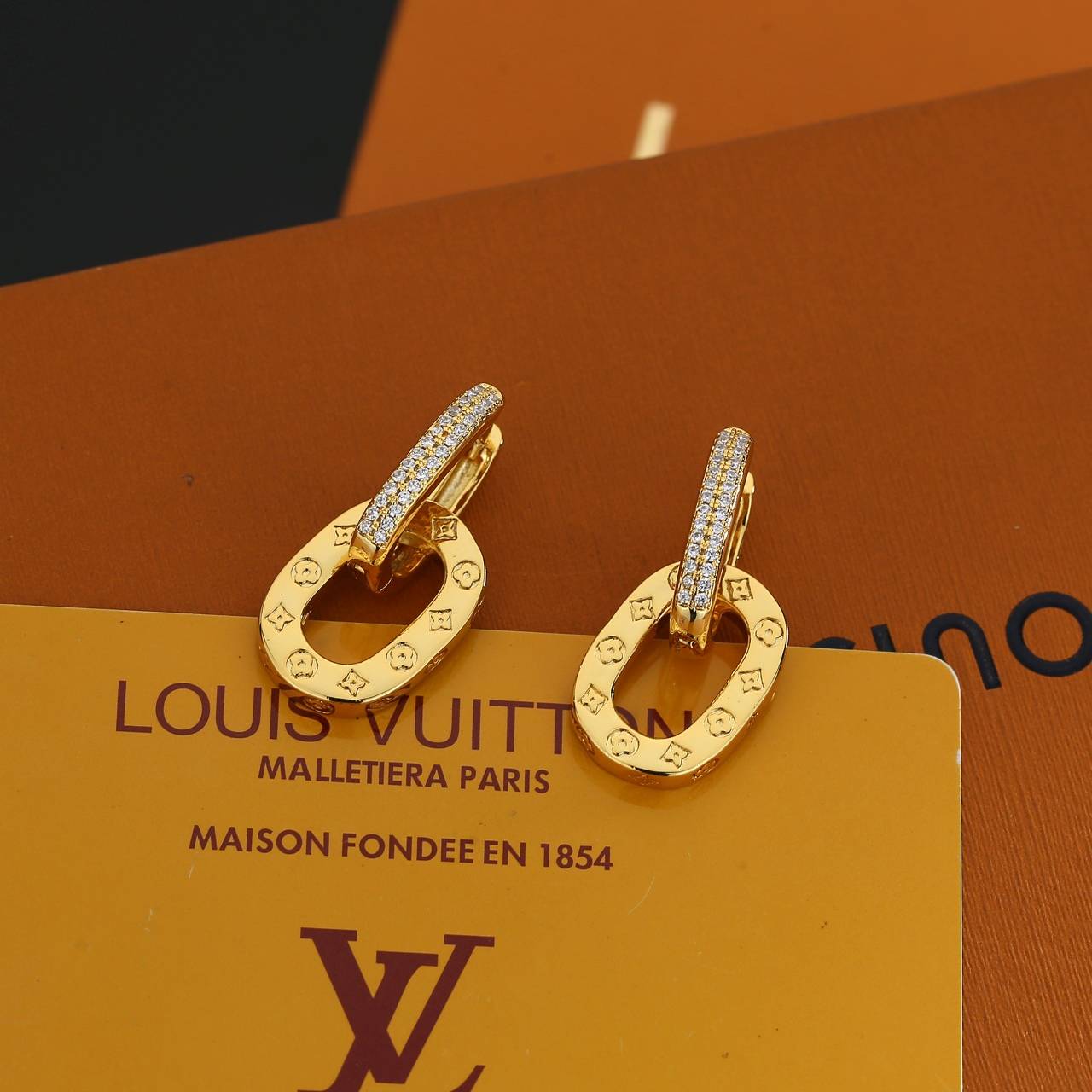LOUIS VUITTON ルイヴィトン レディース ピアス エセンシャル V メタル ゴールド仕上げ ロゴネックレス ブランドアクセサリー - 画像 5