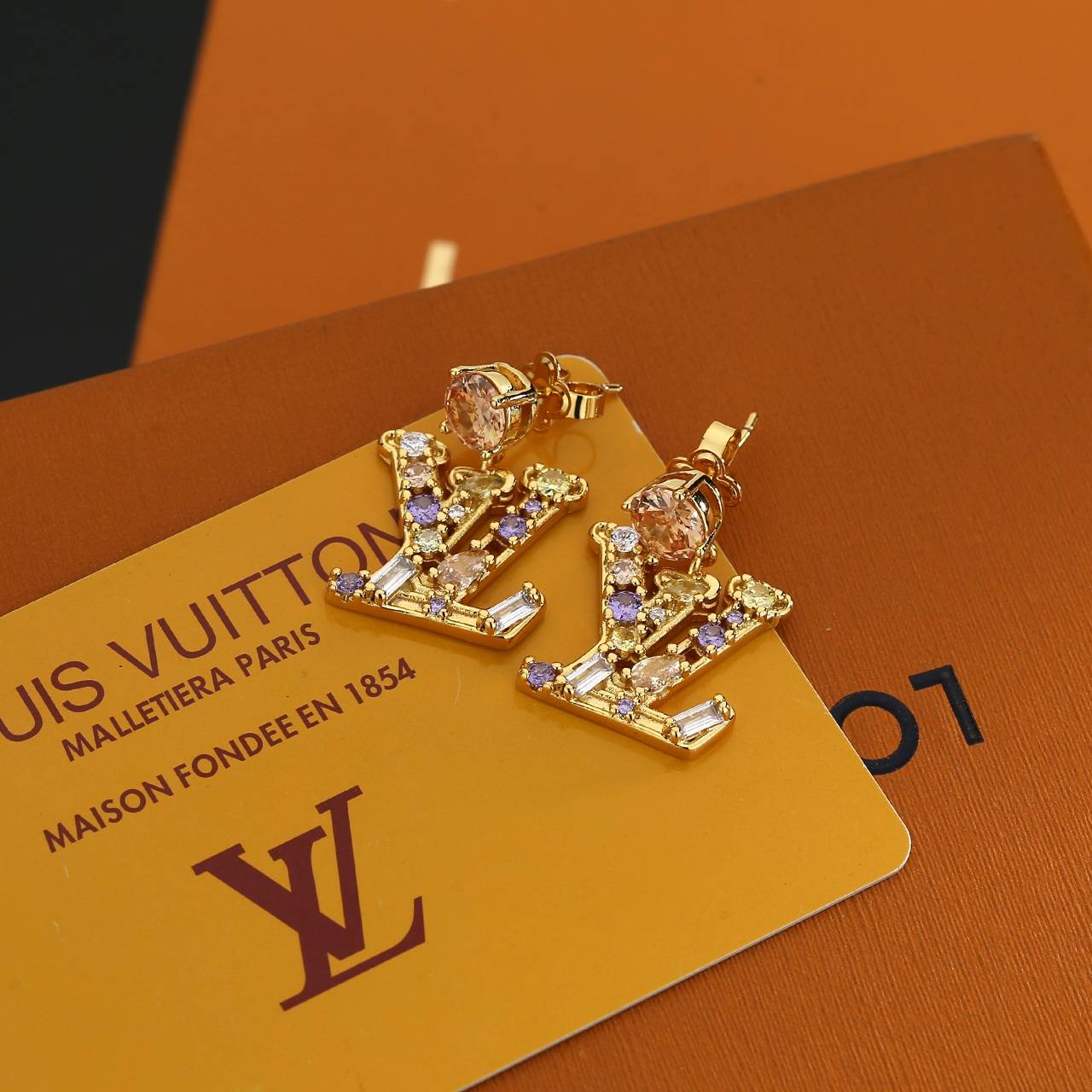 LOUIS VUITTON ルイヴィトン レディース ピアス LVイニシャル ゴールド仕上げ ダイヤモンド ブランドアクセサリー プチギフト