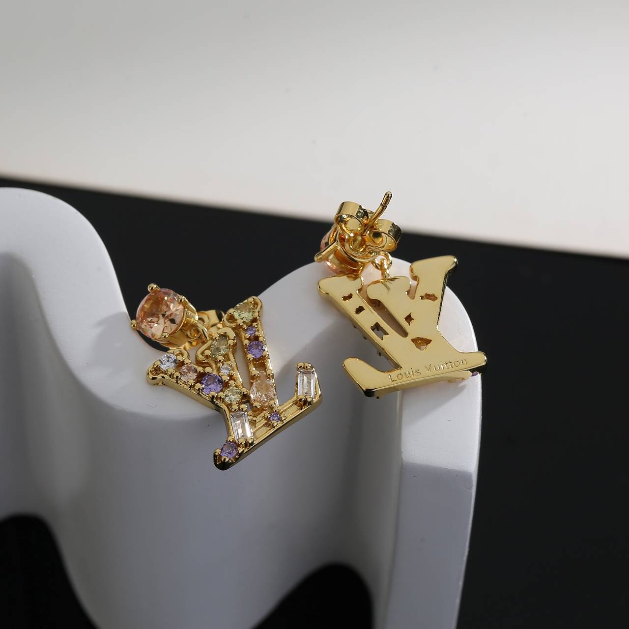 LOUIS VUITTON ルイヴィトン レディース ピアス LVイニシャル ゴールド仕上げ ダイヤモンド ブランドアクセサリー プチギフト - 画像 2