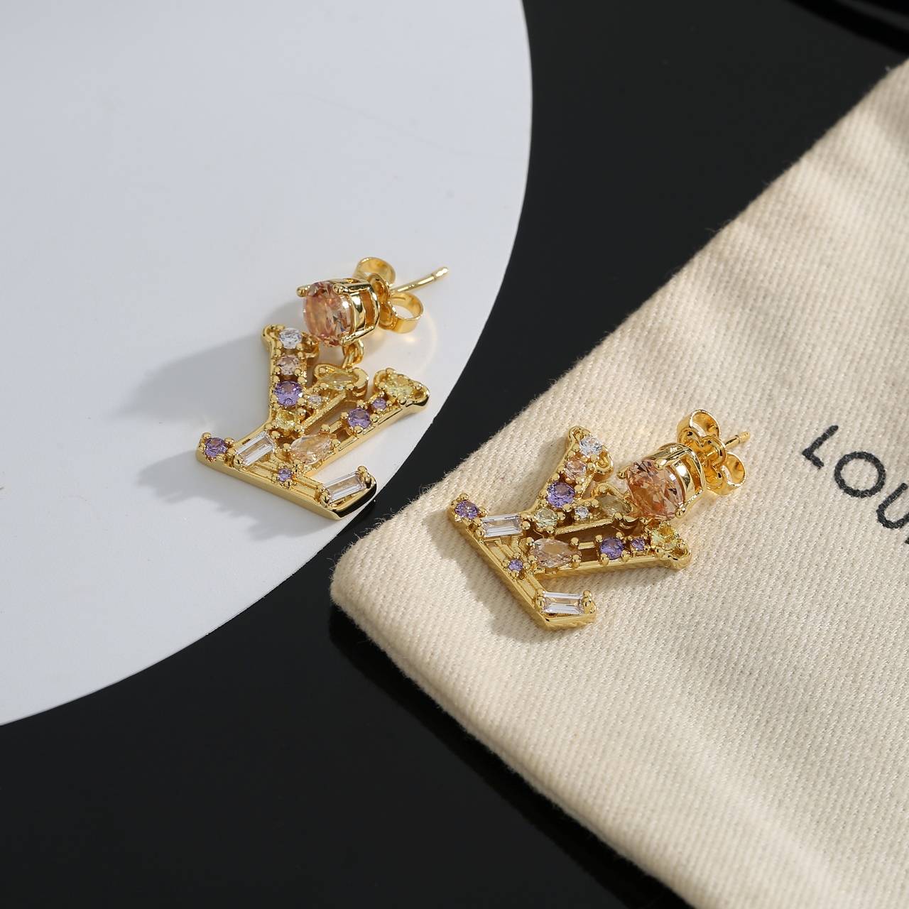 LOUIS VUITTON ルイヴィトン レディース ピアス LVイニシャル ゴールド仕上げ ダイヤモンド ブランドアクセサリー プチギフト - 画像 3
