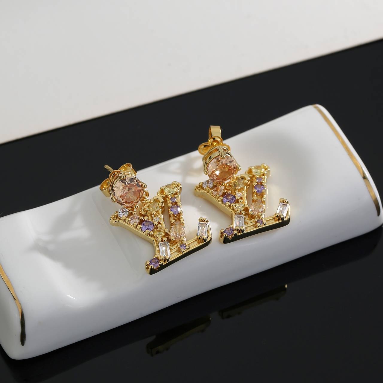 LOUIS VUITTON ルイヴィトン レディース ピアス LVイニシャル ゴールド仕上げ ダイヤモンド ブランドアクセサリー プチギフト - 画像 4