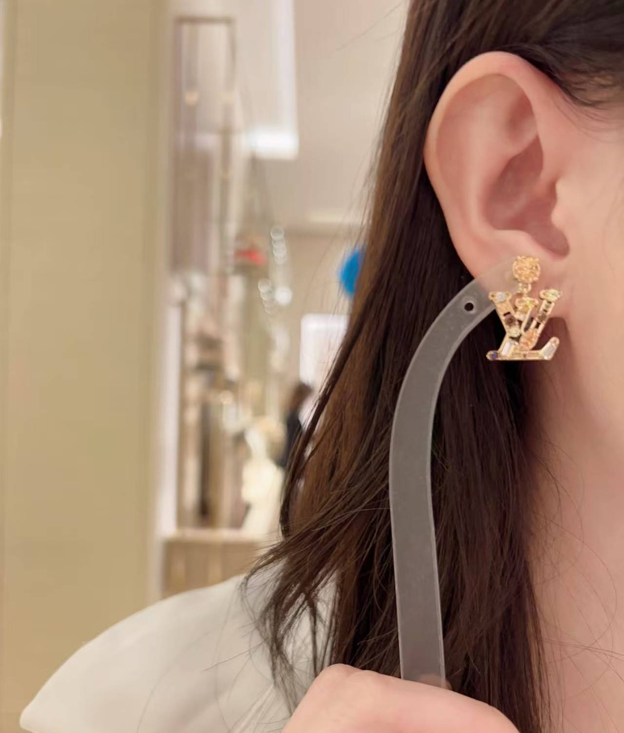 LOUIS VUITTON ルイヴィトン レディース ピアス LVイニシャル ゴールド仕上げ ダイヤモンド ブランドアクセサリー プチギフト - 画像 6