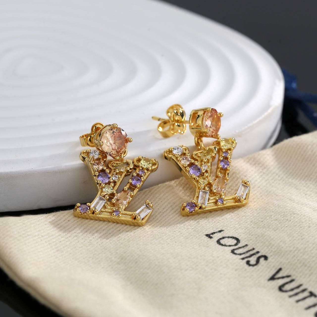 LOUIS VUITTON ルイヴィトン レディース ピアス LVイニシャル ゴールド仕上げ ダイヤモンド ブランドアクセサリー プチギフト - 画像 7