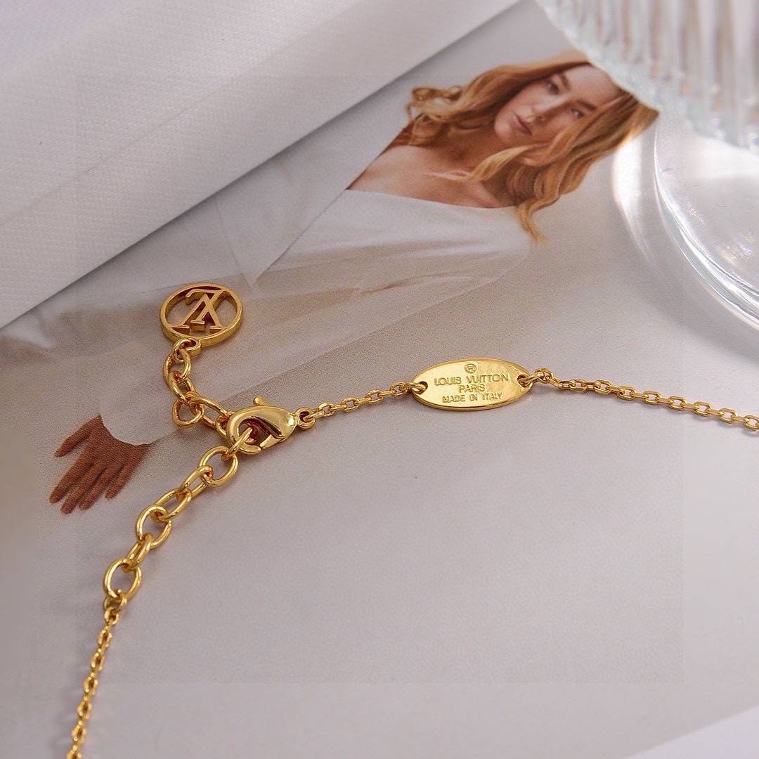 LOUIS VUITTON ルイヴィトン レディース ネックレス エセンシャル V モノグラム ゴールド仕上げ ブランドアクセサリー 普段使い - 画像 3