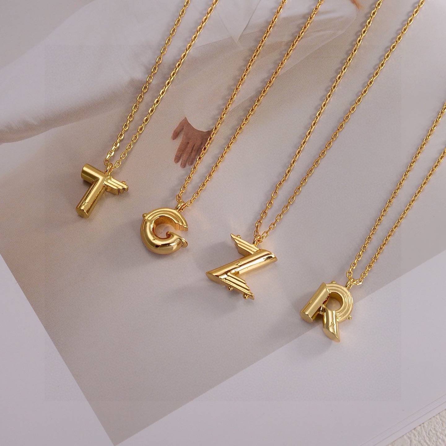 LOUIS VUITTON ルイヴィトン レディース ネックレス エセンシャル V モノグラム ゴールド仕上げ ブランドアクセサリー 普段使い - 画像 4
