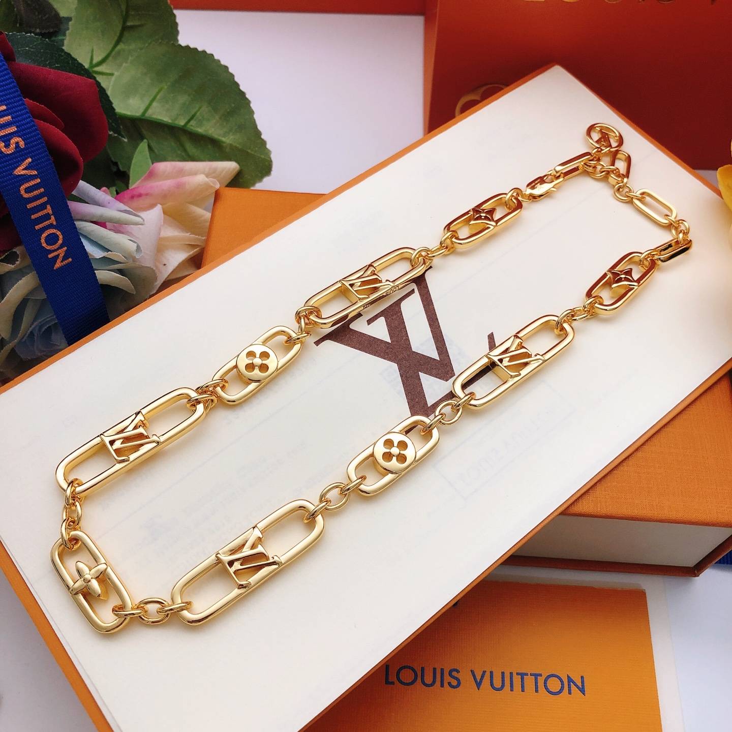 LOUIS VUITTON ルイヴィトン レディース ネックレス モノグラム LVイニシャル ゴールド仕上げ ブランドアクセサリー 普段使い