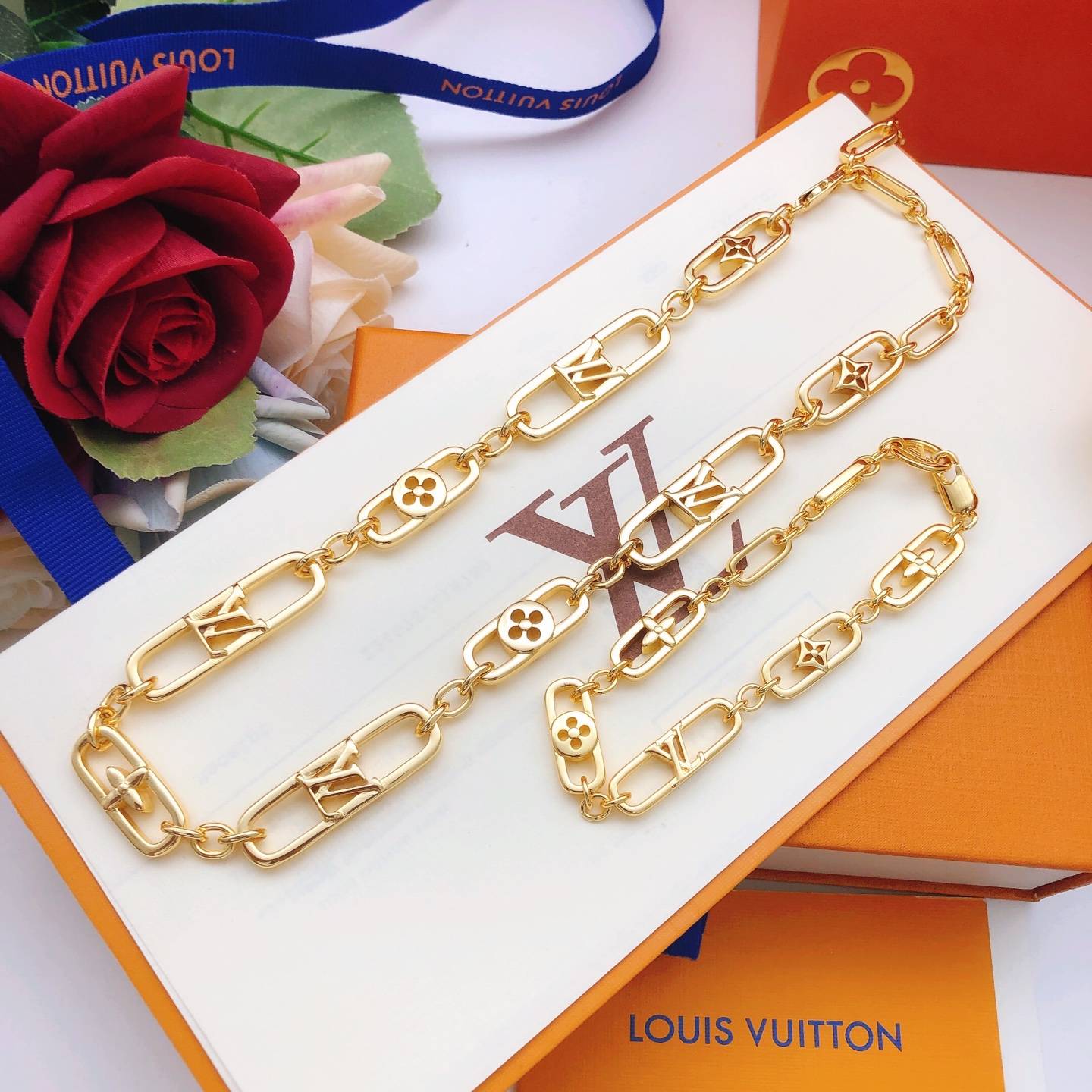 LOUIS VUITTON ルイヴィトン レディース ネックレス モノグラム LVイニシャル ゴールド仕上げ ブランドアクセサリー 普段使い - 画像 2